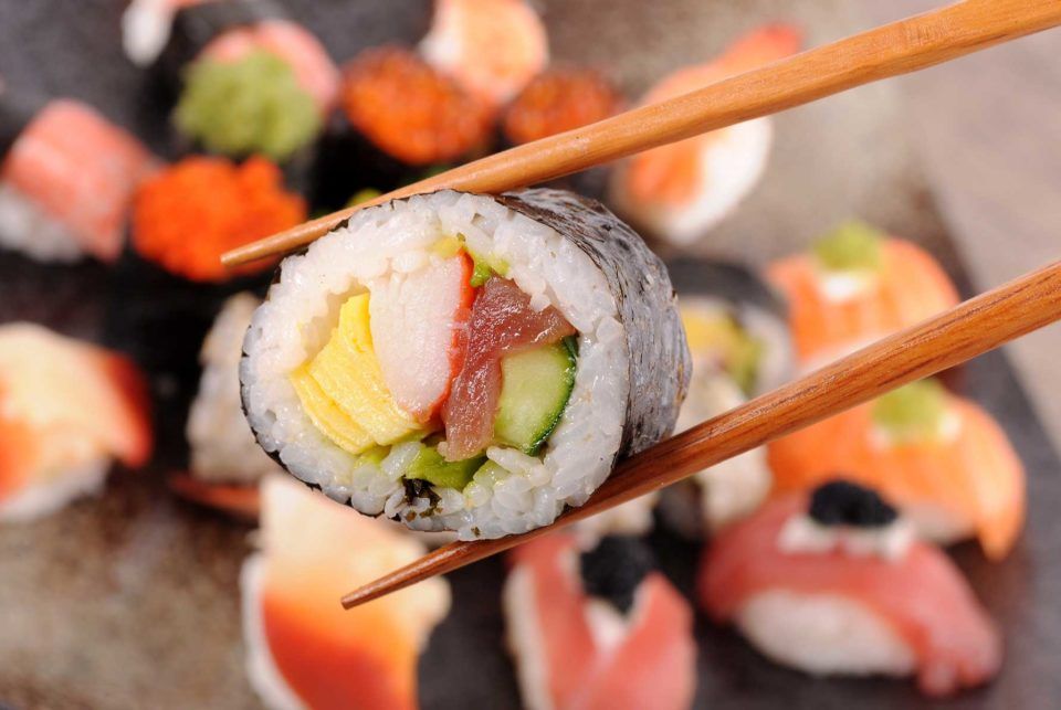 Futomaki con bacchette